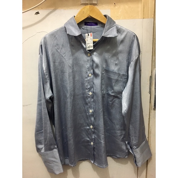 Kemeja satin ordinary holiday