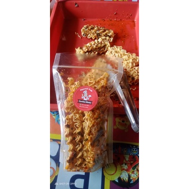 

cemilan momy/mie kremes pedas daun jeruk/cemilan/jajanan
