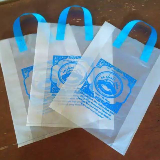 

Plastik sablon handle dua warna Ukuran 25*35 Ada lipatan samping
