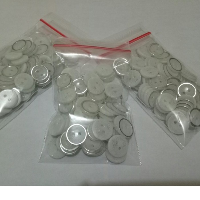 Kancing Baju GEPENG Corak List Silver Import Diameter 13 mm - Putih - Putih