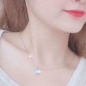 Kalung Rantai Klavikula Desain Tanduk Aksen Moonstone Gaya Korea Untuk Wanita