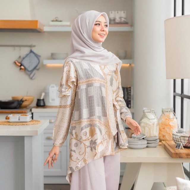 Kara Blouse Wearing Klamby Caramel