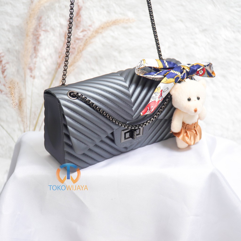 Tas Jelly Chevron Matte Salur Size 22 Cm Rantai Hitam (Gratis Boneka Dan Syal)