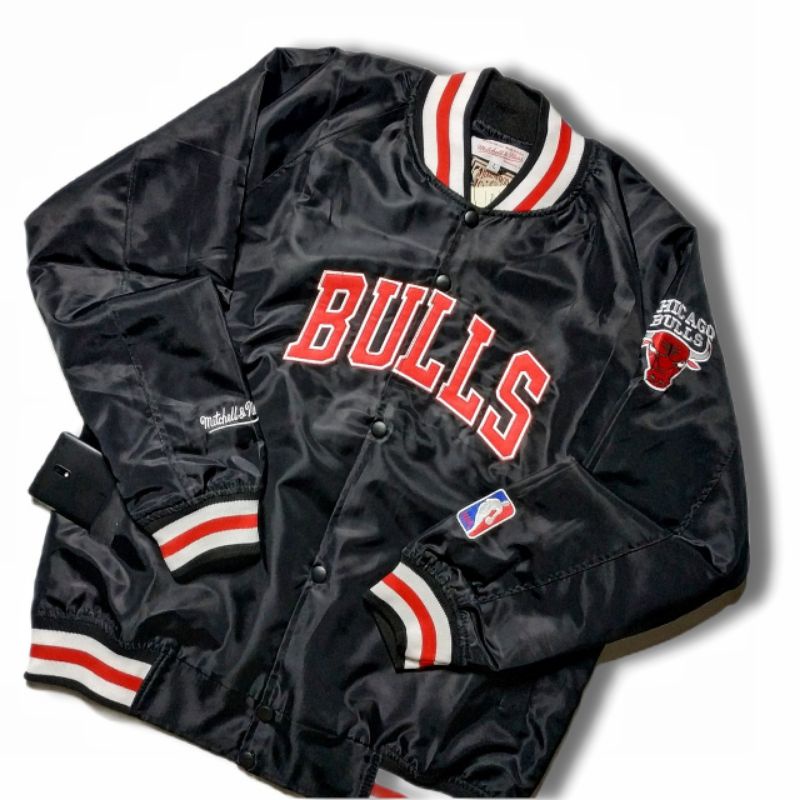 jaket varsity Lakers team / jaket varsity Chicago Bulls mitchells Ness tag&amp;label / jaket varisity pria / jaket varisty Bulls logo bordir / jaket varisty bordir