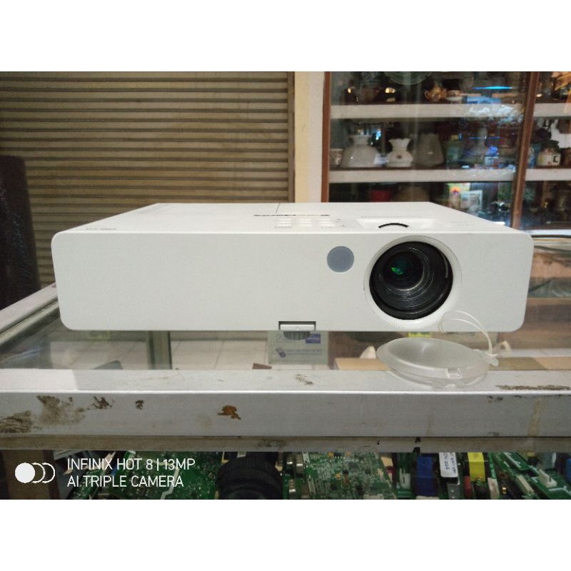 Proyektor Second Panasonic PT LB3EA Bekas maknyus