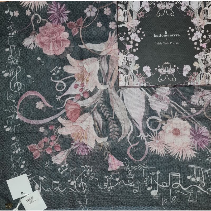 Buttonscarves Nada Series in Re