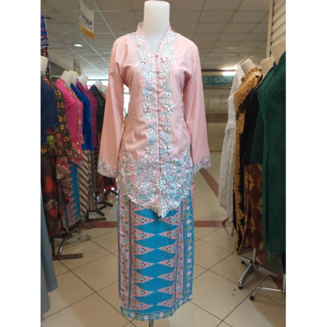 Kebaya bordir bunga timbul