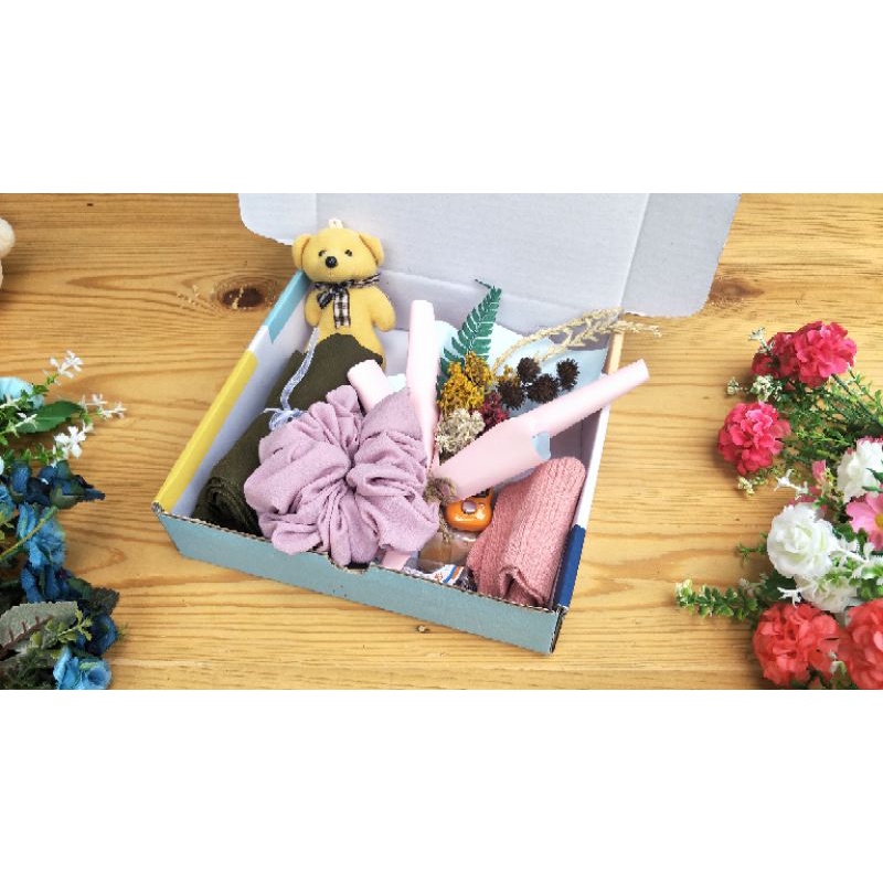 

BOX HAMPERS/GIFT BOX/ KADO ULANG TAHUN, WISUDA