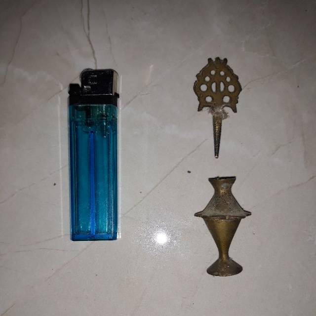 

Tempat pensil alis kuningan kuno
