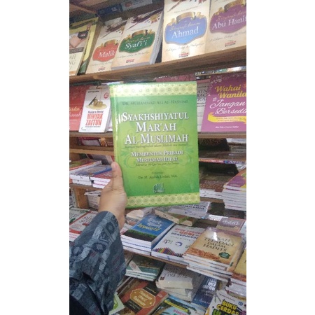 BUKU SYAKHSHIYATUL MARAH AL MUSLIMAH : PEMBENTUK PRIBADI MUSLIMAH IDEAL