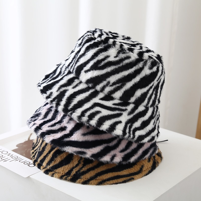 Topi Bucket Motif Zebra Bahan Plush Tebal Hangat Gaya Retro Hongkong Untuk Wanita