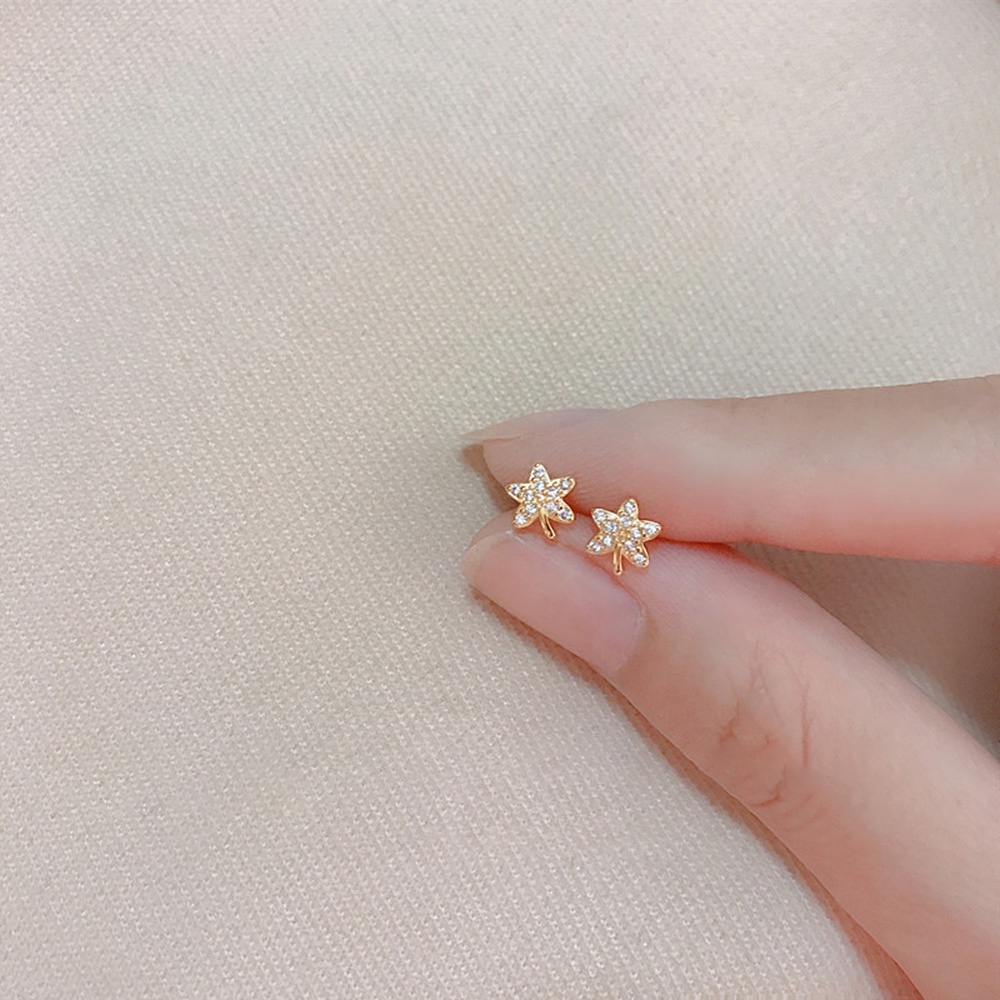 1 Pasang Anting Tusuk Bentuk Daun Maple Bahan Zircon Untuk Wanita