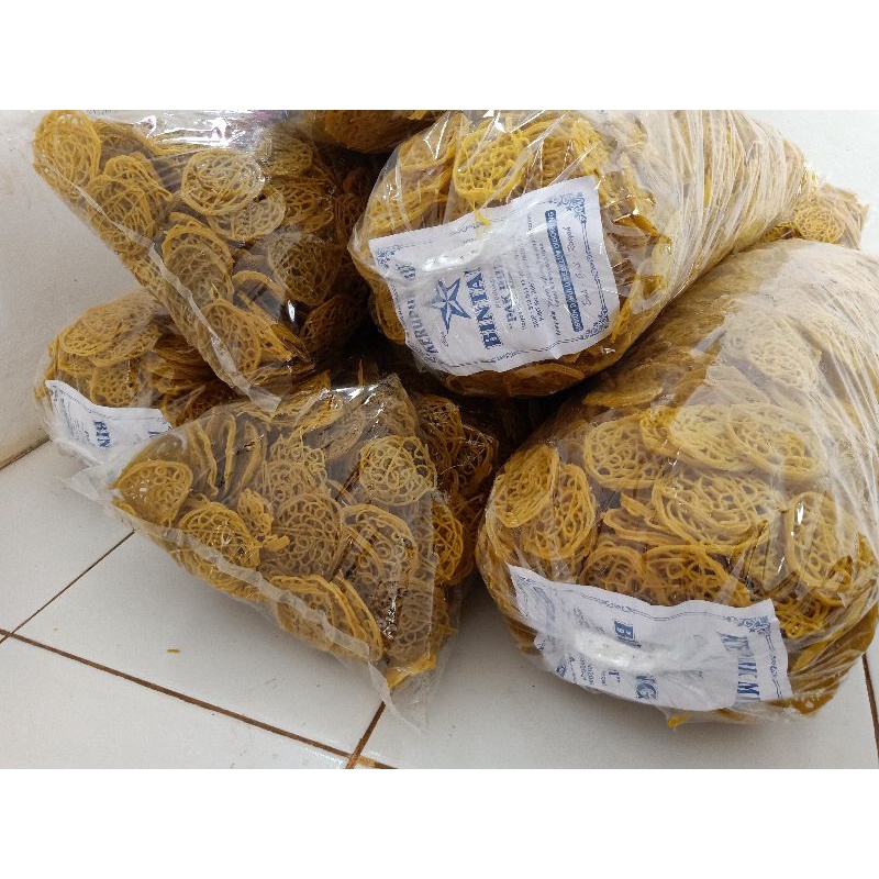 

mie mentah, kerupuk bumbu