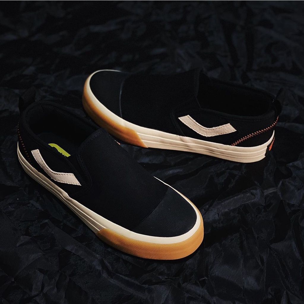 Sepatu Ventela Armor Slip On Black Natural Original 100%