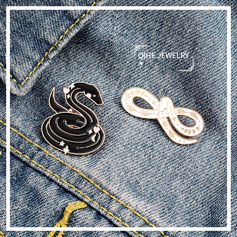 Bros Pin Enamel Desain Ular Warna Hitam Putih Untuk Hadiah