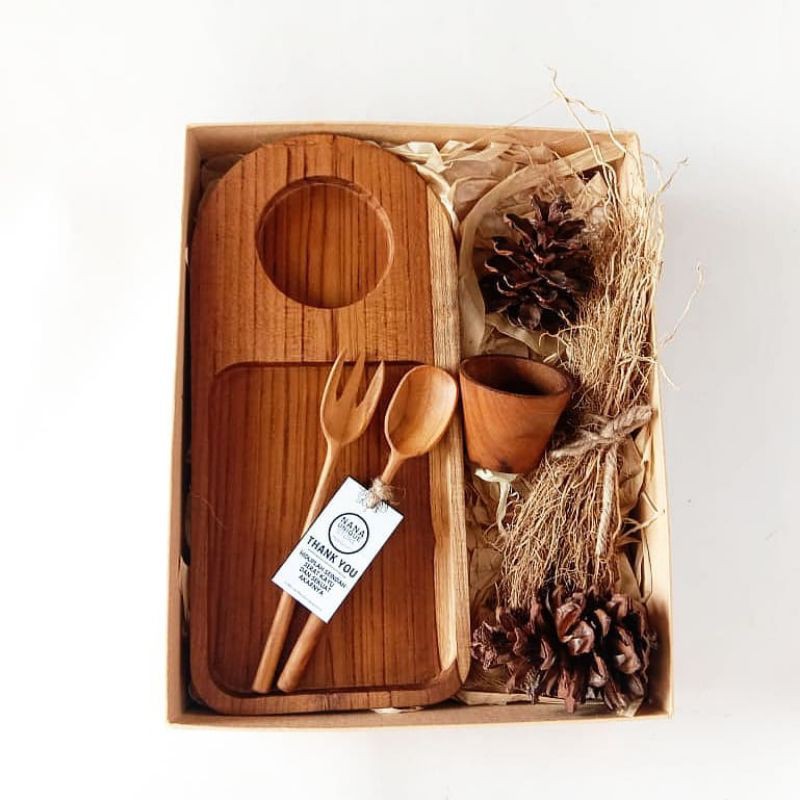 

HAMPERS NATAL CHRISTMAS GIFT KADO HADIAH PERNIKAHAN ULANG TAHUN WISUDA SOUVENIR WEDDING GIFT BOX