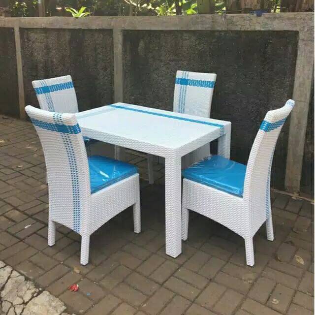 Meja makan rotan sintetis