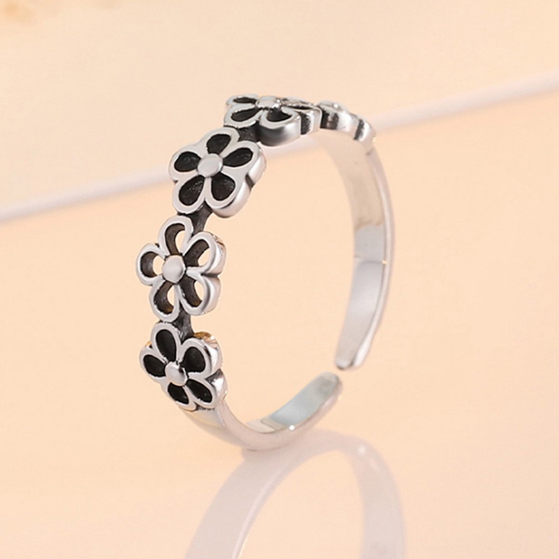 Cincin Model Terbuka Bahan Metal Warna Silver Desain Bunga Hitam Gaya Antik Adjustable Untuk Wanita