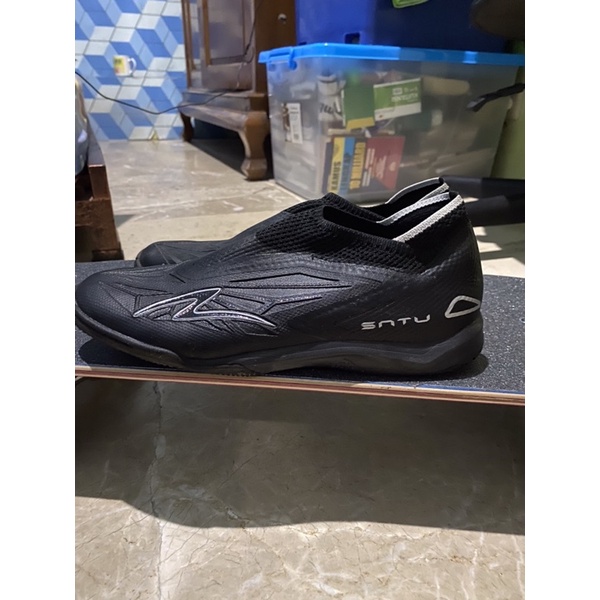 Specs accelerator satu(sepatu futsal)