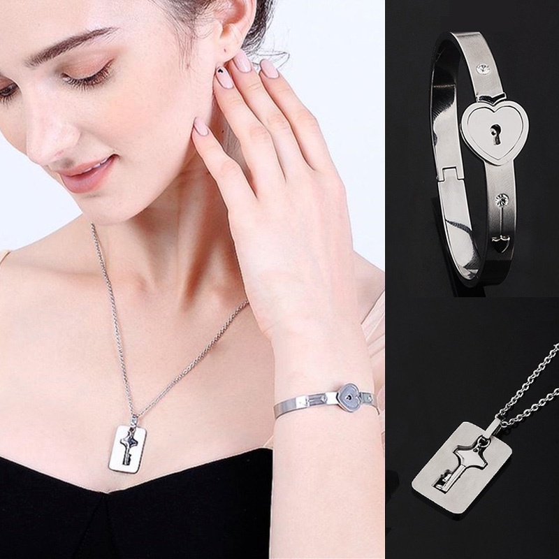 2pcs / Set Kalung Liontin Kunci Hati Bahan Stainless Steel Warna Silver