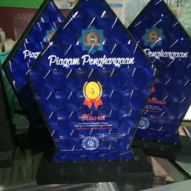 Plakat  custome plakat piagam penghargaan Custome plakat kayu motip wayang plakat kenangan