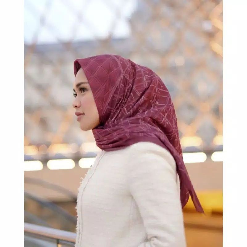 kerudung hijab segi empat deenay kw louvre merah marun premium