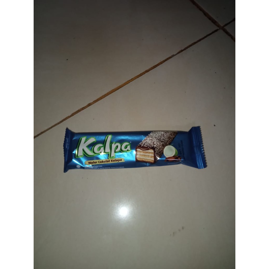 

Kalpa wafer cokelat kelapa plastik biru manis gurih renyah legit lezat panjang tebal seribu rupiah