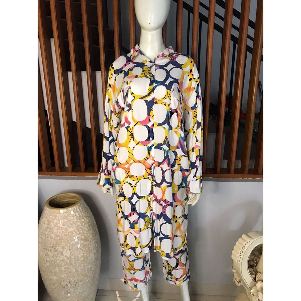 KEMEJA PANJANG CALLA THE LABEL PUTIH MOTIF BULAT BULAT