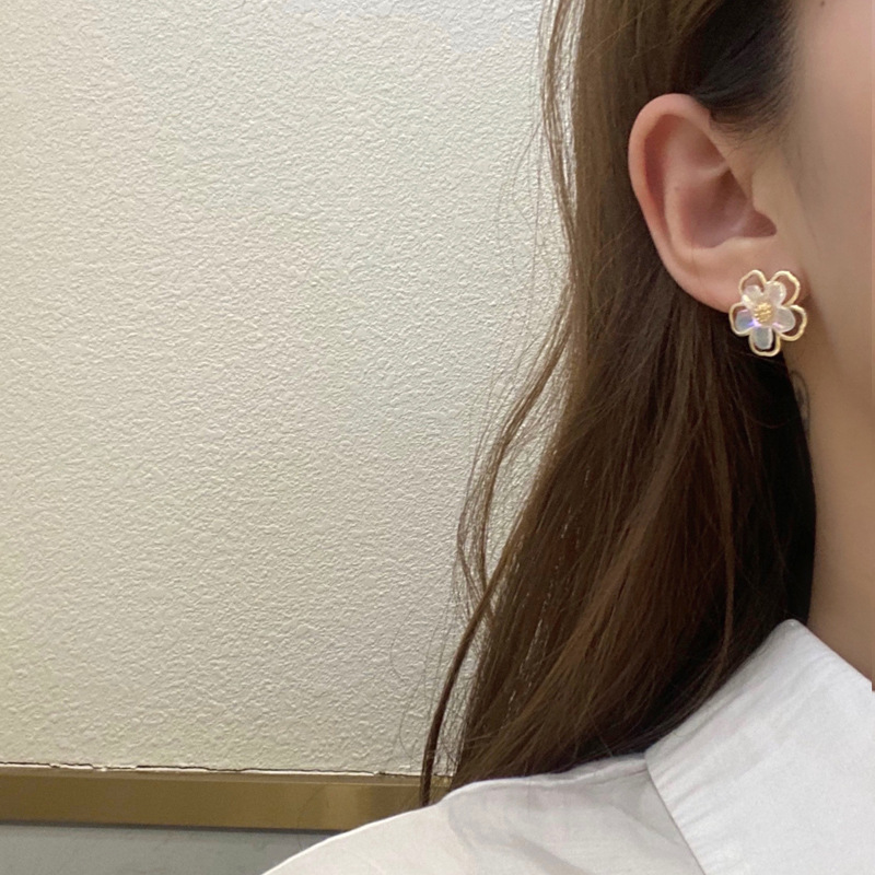 1 Pasang Anting Stud Bentuk Bunga Aksen Mutiara Bahan Resin Warna-Warni Untuk Wanita