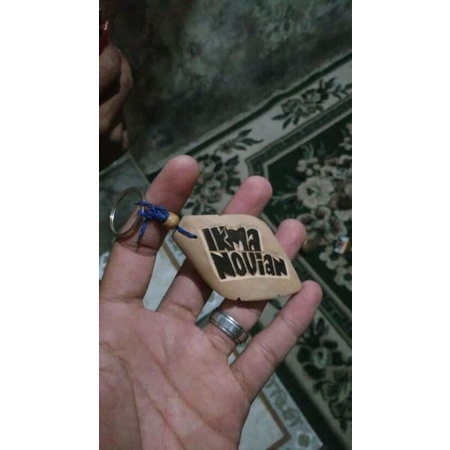 Souvenir gantungan kunci kayu