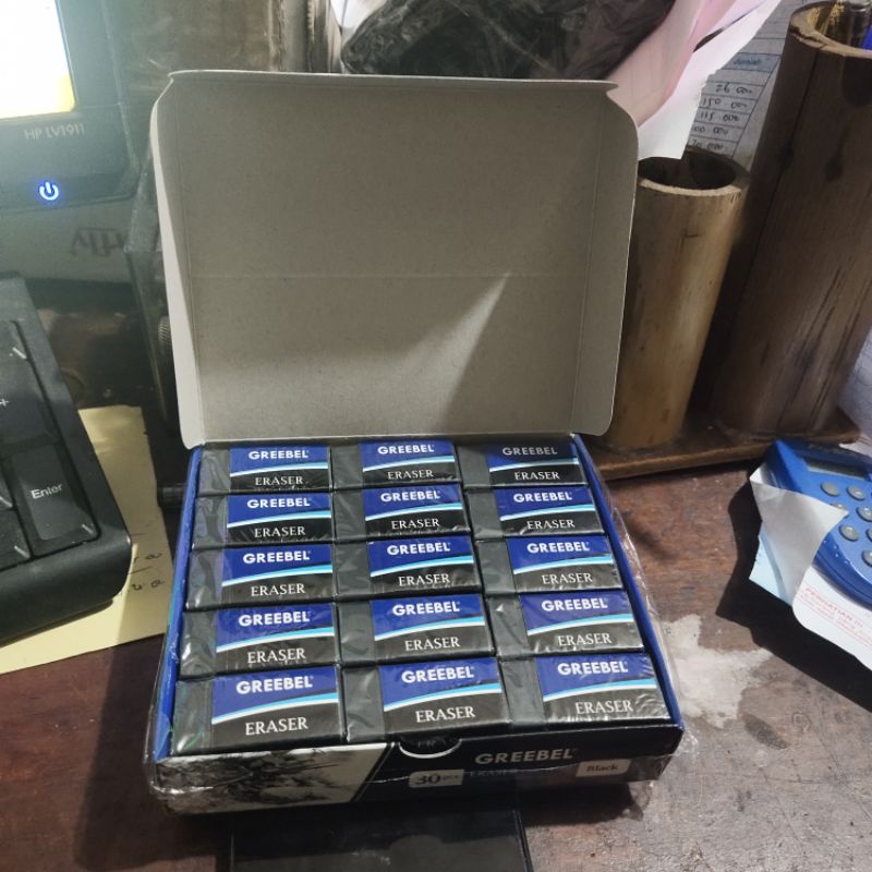 

Penghapus besar hitam Greeble