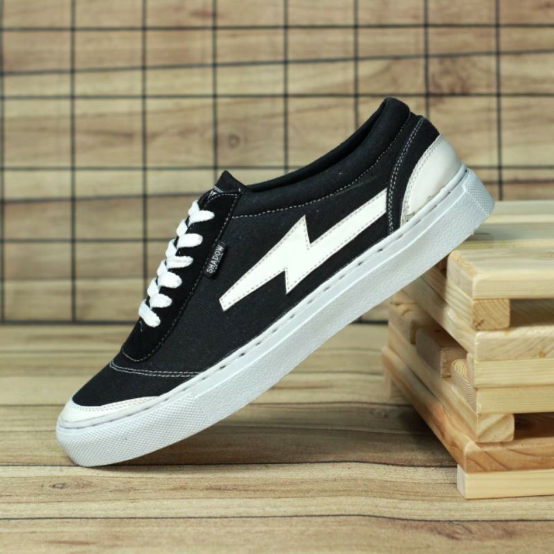 Sepatu Sneakers Pria Casual Outdoor Kets Santai Sekolah Original Distro