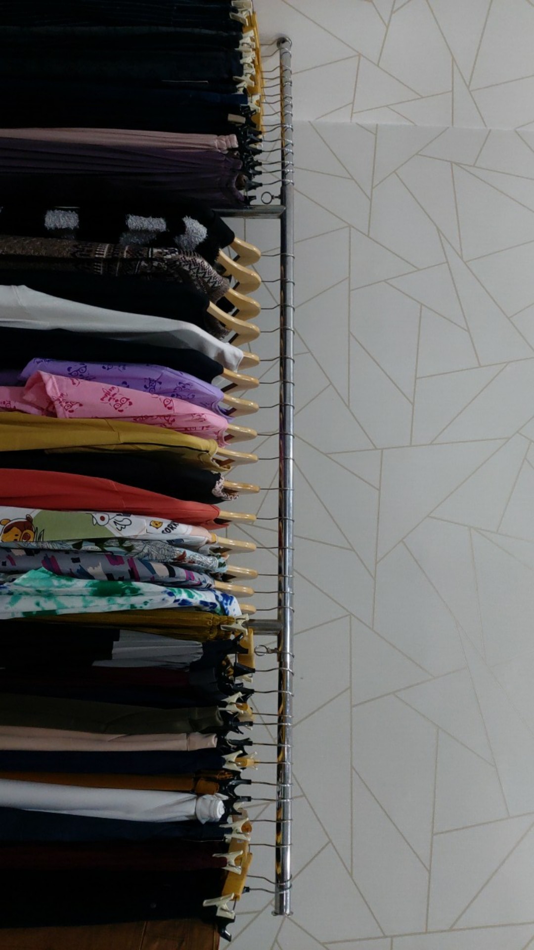 Gantungan Baju, Gawangan Pipa Kotak Dengan Rak Ram Kawat