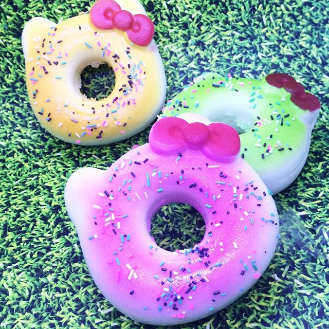 HELLO KITTY HK DONUT JUMBO SQUISHY / squeeze splat stretchy egg slime
