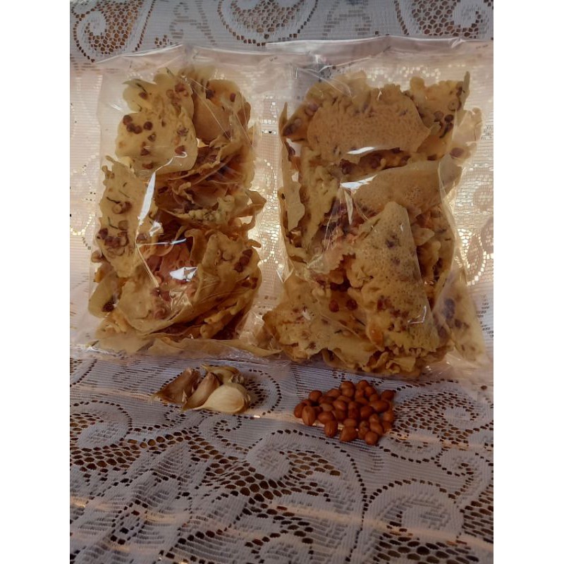 

Peyek Kacang Tanah dengan irisan daun jeruk/ Rempeyek