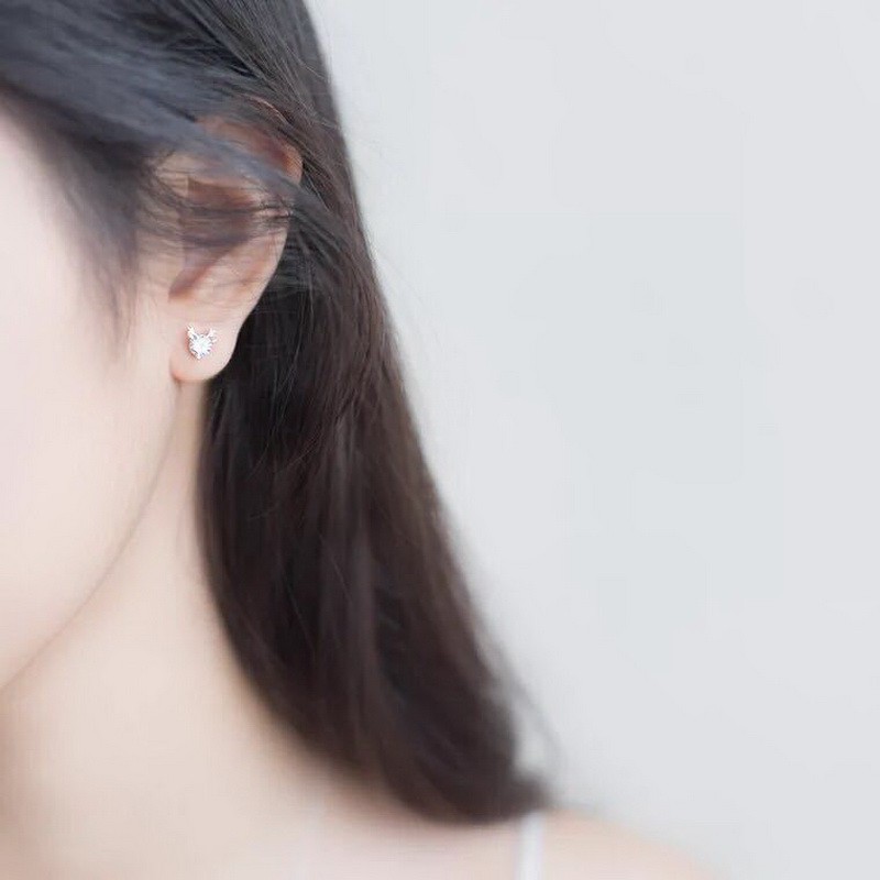 Anting Stud Desain Kepala Rusa Snowflake Aksen Berlian Untuk Natal