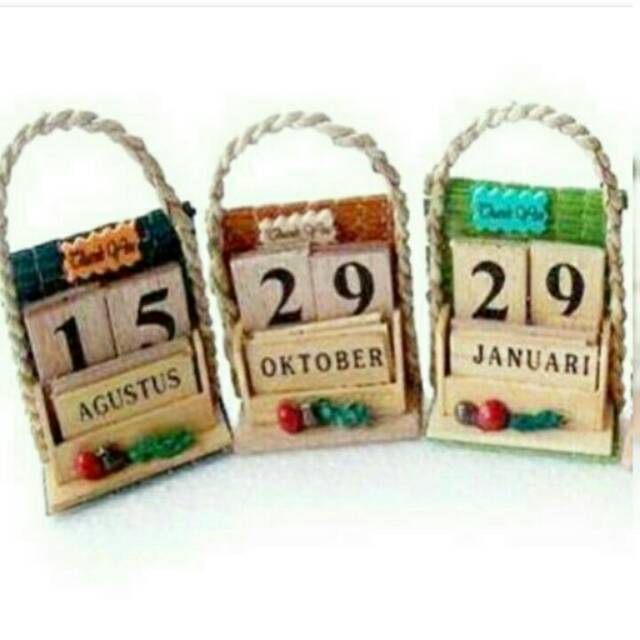 

isi 50pcs souvenir pernikahan kalender kayu