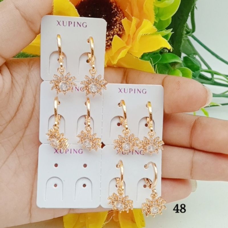 Anting model bunga permata putih terawet
