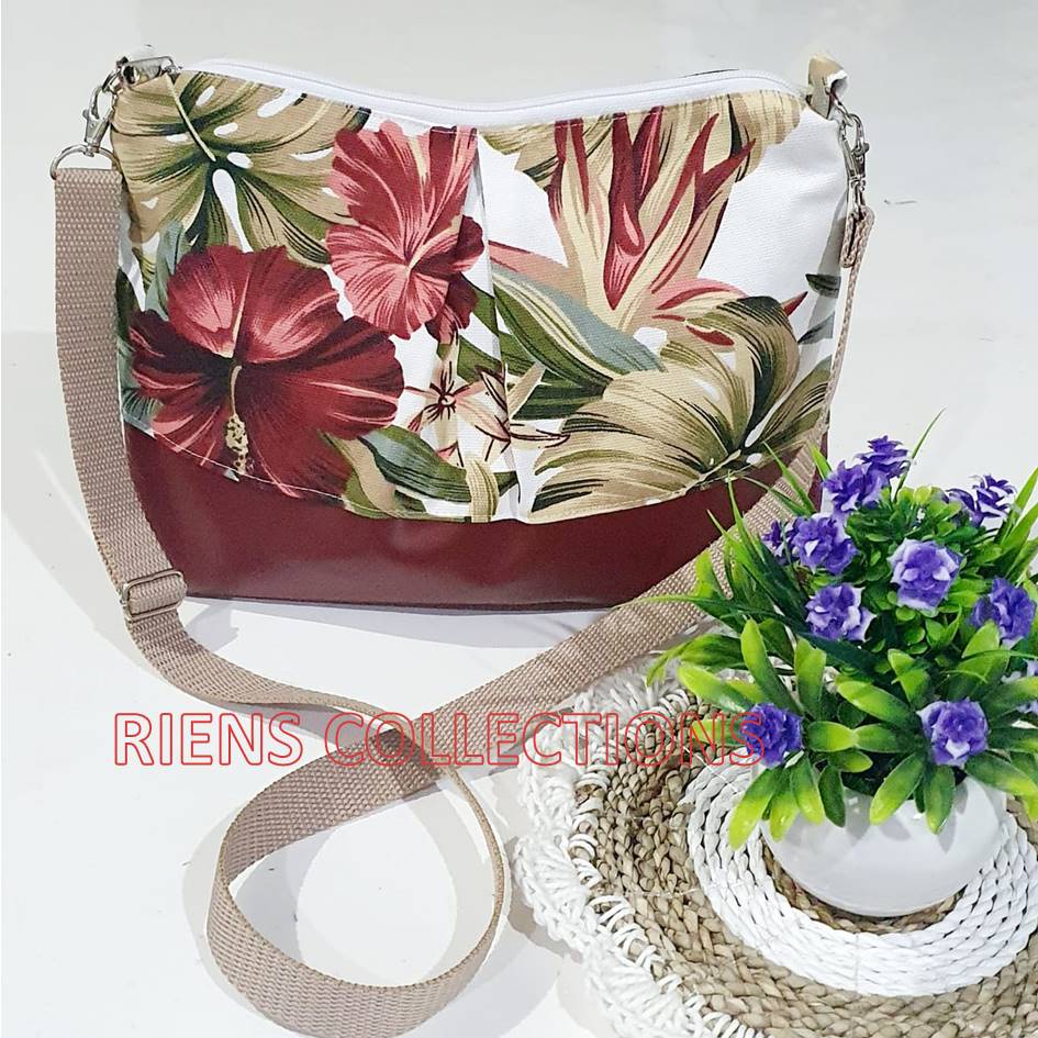 TAS SELEMPANG LIPIT MOTIF BUNGA SEPATU. TAS KANVAS. TAS VINIL. Riens Collections