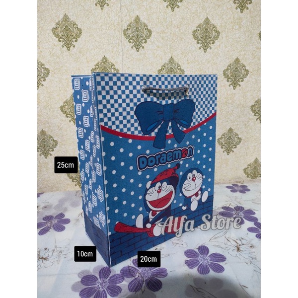 Paperbag/Tas Kertas Karakter Doraemon Hellokitty Ikan koi Uk.P20xL10xT25