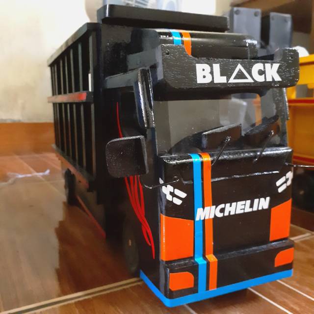 Miniatur truk warna hitam Black Michelin / miniatur truk / kerajinan truk / miniatur truk kayu