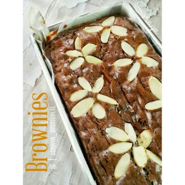 

Brownies panggang topping almond.Chewy di dalam renyah diluar