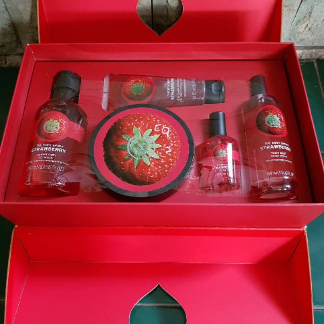Jual Seserahan nikah The Body Shop Strawberry deluxe / seserahan The Body shop hantaran nikah