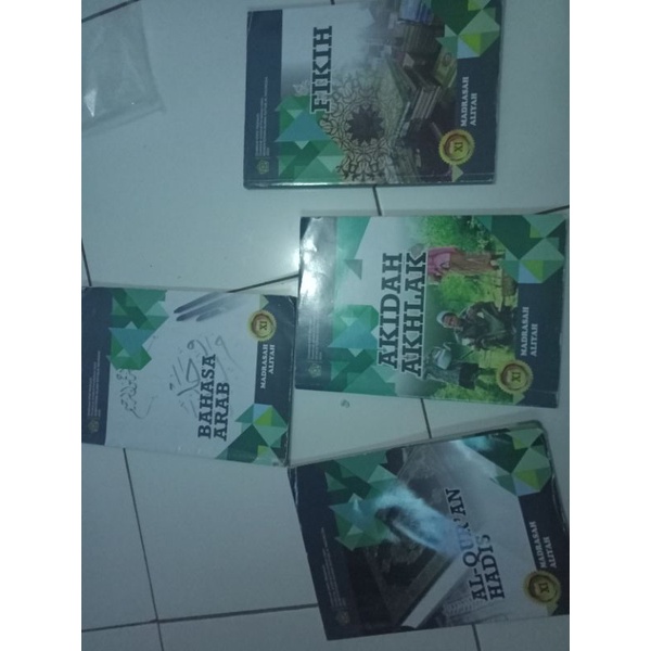 

Buku pelajaran agama