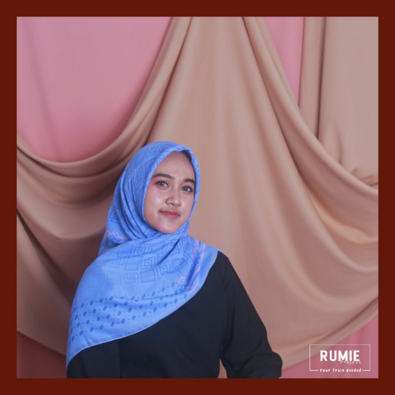 HIJAB SEGIEMPAT MOTIF BIRU BY ZOYA