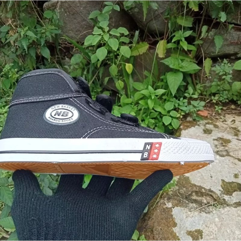 sepatu nb bot tempel. terbuat dari karet asli. terlaris kuat anti air