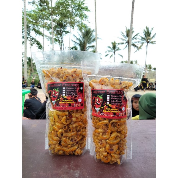 

makaroni kriuk. gurih pedas ekstrak daun jeruk JAJANAN ERSAHANA