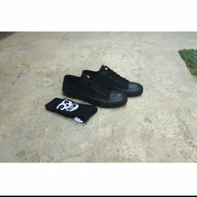Sepatu Johnson Basic Low Cut Full Black