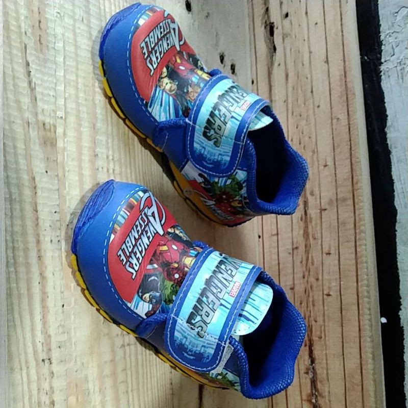 sepatu anak avengers