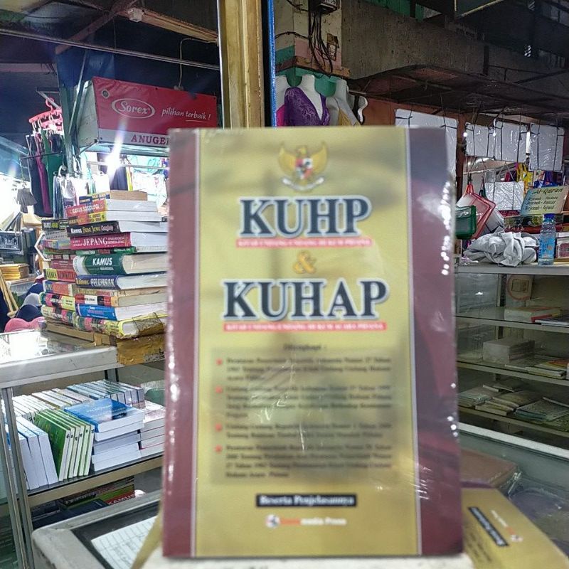 BUKU KUHP DAN KUHAP Beserta Penjelasannya.